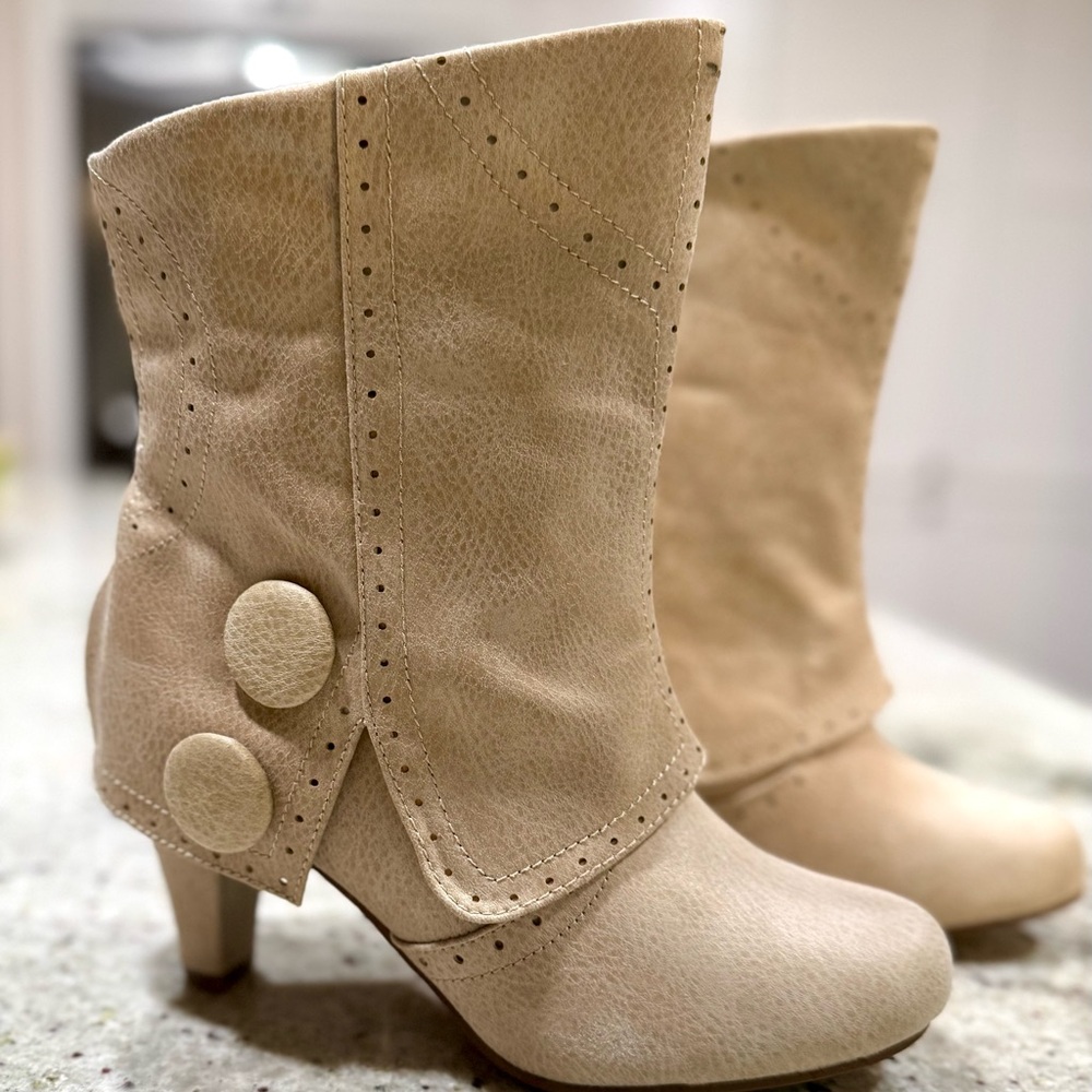 NOT RATED
COWGIRL STAR BOOTIES IN TAUPE